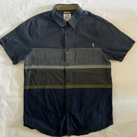 O'Neill Other - Oneill Short Sleeve Classic Woven - Wooden buttons - Large